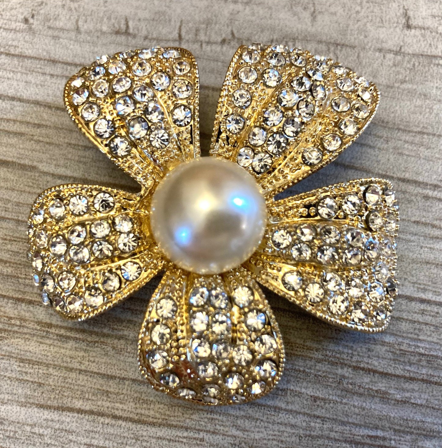 FLOWER brooch in Gold or Silver Pearl Rhinestone Brooch pretty floral pin for Mothers Day Gift Wedding jewelry Mother of the bride wedding