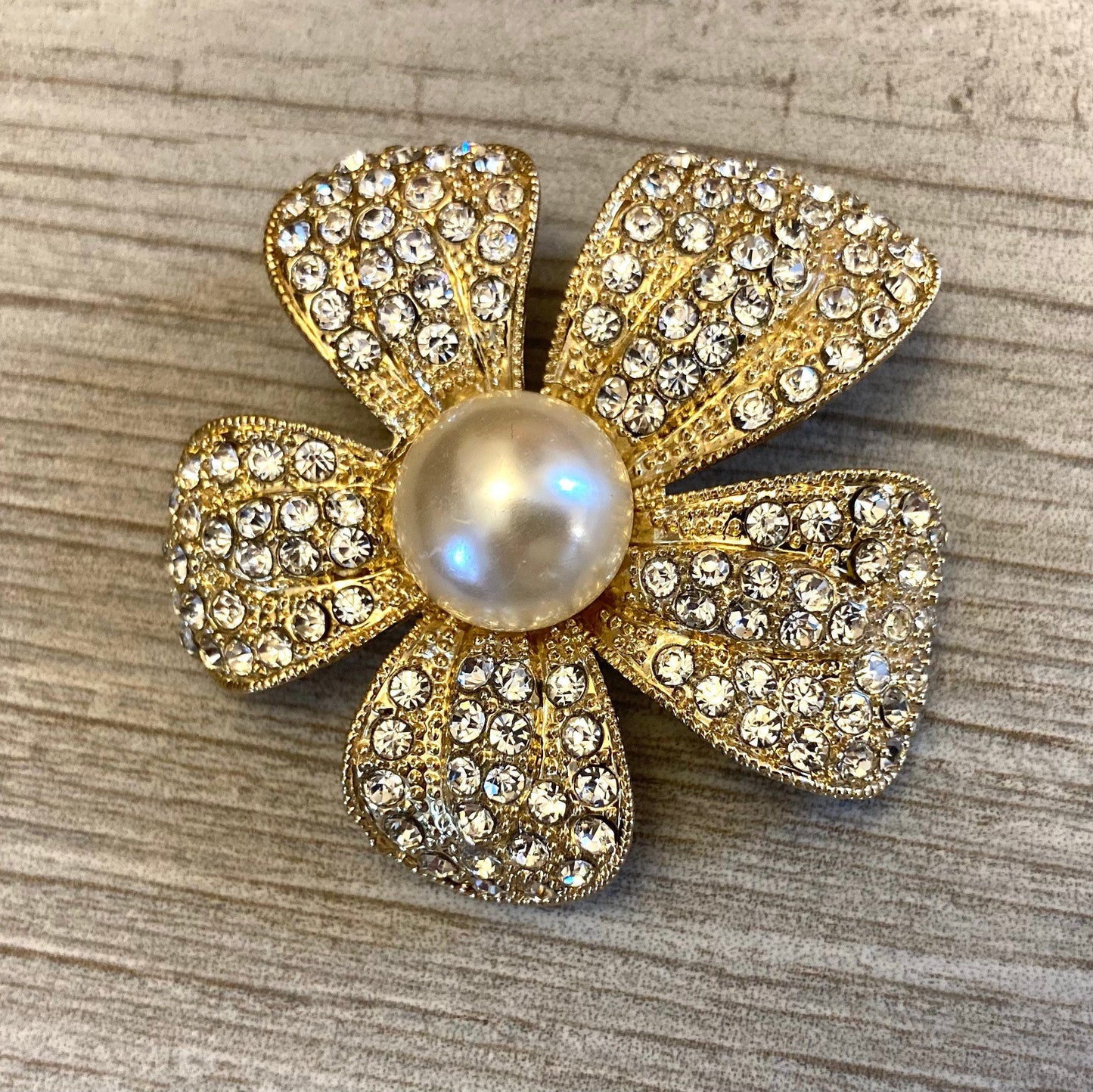 FLOWER brooch in Gold or Silver Pearl Rhinestone Brooch pretty floral pin for Mothers Day Gift Wedding jewelry Mother of the bride wedding